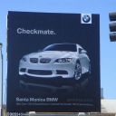 BMW думали ровно неделю и повесили на соседнем здании бигборд побольше с надписью "Шах и Мат".